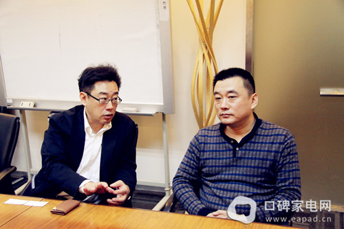 宫木正次（左）与汪海（右）就关键问题进行交流